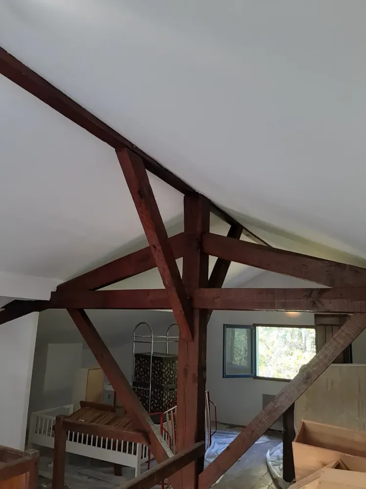 Peinture de poutres de maison intérieur